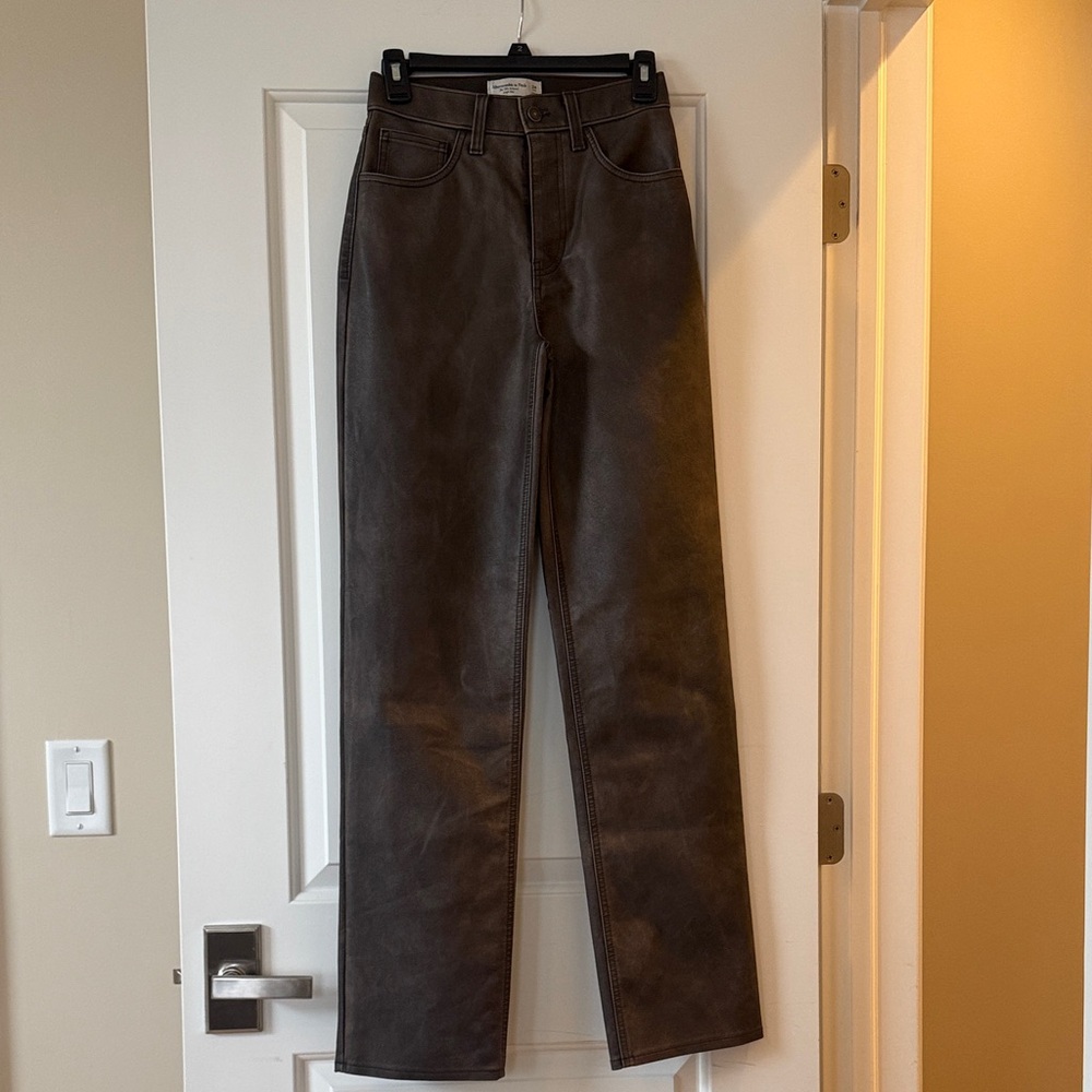 Abercrombie & Fitch 90s high rise relaxed jeans  in distressed leather